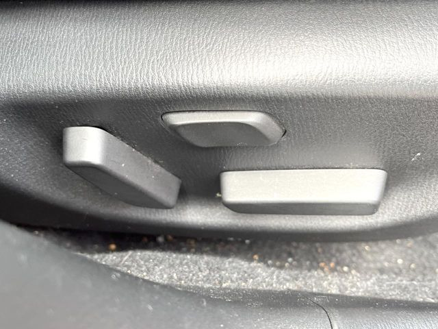 【パワーシート】スイッチ一つで簡単にシートの微調整が可能!電動だから力もいりません!快適なシートポジションにセットして、快適なドライブをお楽しみください。