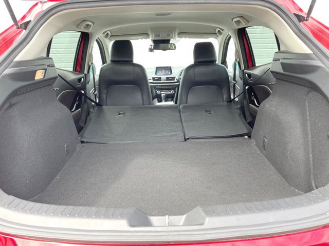 積み下ろしのしやすいデッキにはたっぷりと荷物を積み込んでいただけます。遊びから仕事まで、様々なシーンで頼れます♪