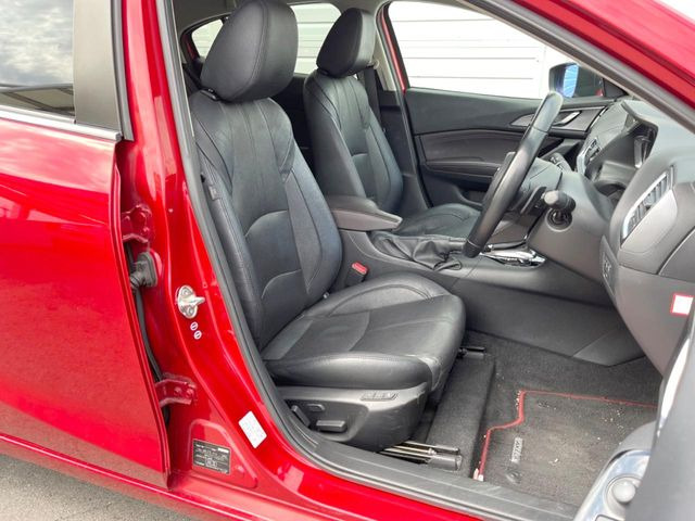 【黒革シート】上質な本革を使用し、高級感あふれる黒革シート。常に体に触れる部分だから、座り心地の良さにはこだわりたいですね♪汚れの付着や劣化を抑制する内装コーティング施工もおススメですよ♪