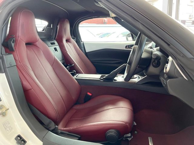 【赤革シート】上質な本革を使用し、高級感あふれる赤革シート。常に体に触れる部分だから、座り心地の良さにはこだわりたいですね♪汚れの付着や劣化を抑制する内装コーティング施工もおススメですよ♪