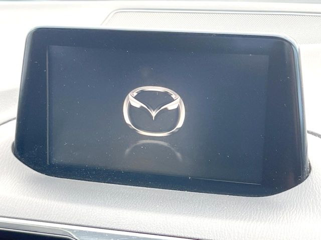 【マツダコネクトナビ】車内の雰囲気にマッチした一体型タイプのナビ。各種車輌設定やBluetooth再生等、様々な機能が楽しめます。直感的なダイヤル操作が可能で、使い勝手も良好です。