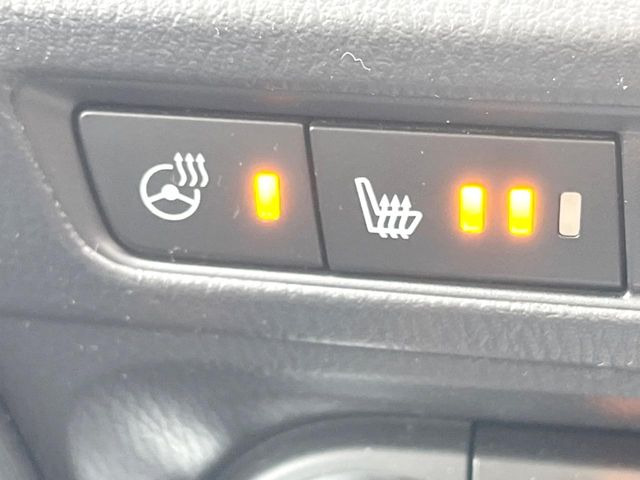 【ステアリングヒーター】冬場に冷たくなりやすい革巻きステアリングを、スイッチ一つで素早く適温に!エアコンよりも早く温まってくれるので、寒い日の運転も快適になりますね♪