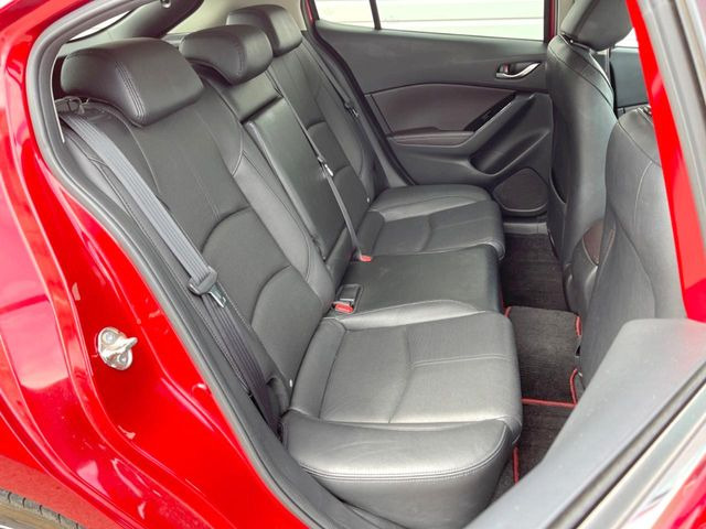 後部座席も気になるようなキズ・汚れやへたり等、大きなダメージはなく、良好な状態です。