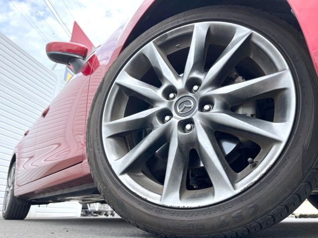 【純正18インチアルミホイール】外観にマッチした純正アルミホイールを装着しております。各種社外アルミホイールや、スタッドレスタイヤも取扱いしております。是非ご相談ください♪