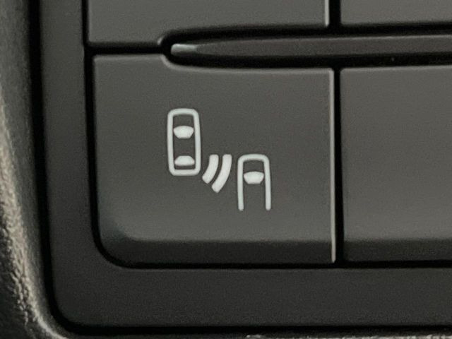 【ブラインドスポットモニタリング】走行中、ドアミラーの死角になりやすい箇所に後続車が接近するとサイドミラー付近に警告を表示、ドライバーに注意喚起をしてくれます。