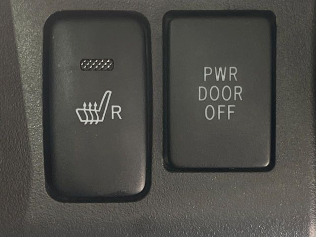 【シートヒーター】寒い日に重宝するシートヒーター!エアコンより早く温まってくれるので寒がりの人も安心ですね♪エアコンの温風は乾燥するから苦手、という方にもをおすすめです。