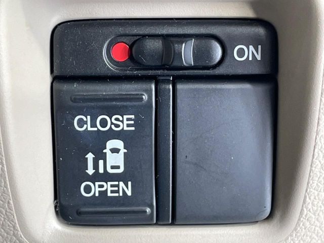 【パワースライドドア】スマートキーや運転席のスイッチでスライドドアの開閉が可能♪電動だから力を入れてドアを開ける必要が無く、小さいお子様でも、重い荷物を持っている時もラクに開け閉めできます♪