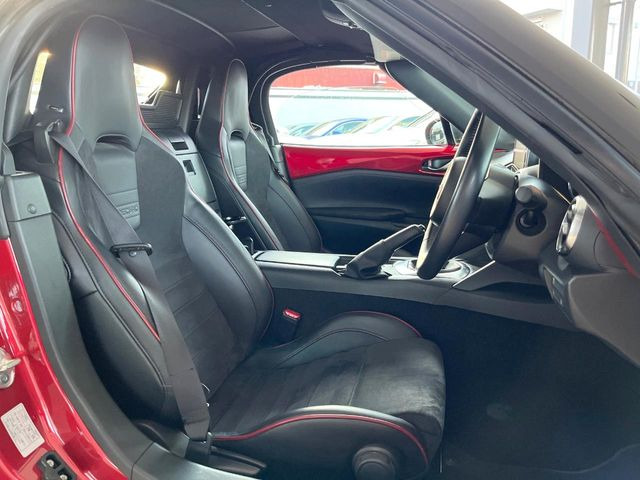 【ハーフレザーシート】高級感と座り心地を両立した人気のシート♪背面・座面のファブリック素材は、通気性の良さや滑りにくさに優れています。気温や服装に左右されず快適にお乗りいただけます。