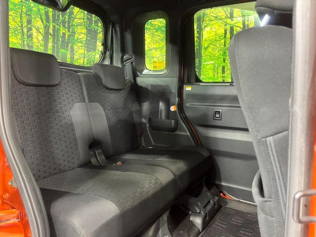 後部座席も気になるようなキズ・汚れやへたり等、大きなダメージはなく、良好な状態です。