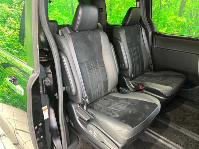 後部座席も気になるようなキズ・汚れやへたり等、大きなダメージはなく、良好な状態です。