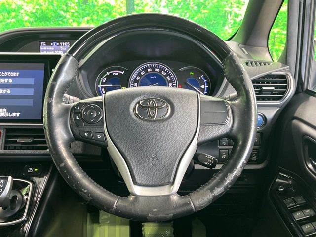 【ウッドコンビステアリング】高級感ある木目調パーツを採用した手に良く馴染むコンビハンドル。運転席廻りの雰囲気も一気に豪華になります!