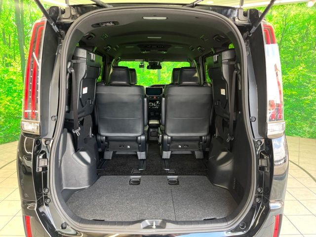 積み下ろしのしやすいデッキにはたっぷりと荷物を積み込んでいただけます。遊びから仕事まで、様々なシーンで頼れます♪