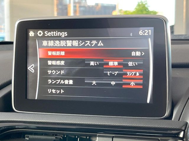 【レーンキープアシストシステム】高速道路走行時、車線からはみ出しそうな時にステアリングを制御し車線内を走行する様にアシスト。より安全な運転をサポートしてくれます!