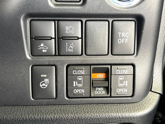 【両側パワースライドドア】スマートキーや運転席のスイッチで後席両側スライドドアの開閉が可能♪電動だから力を入れてドアを開ける必要が無く、小さなお子様でも簡単に開け閉めでき快適です♪