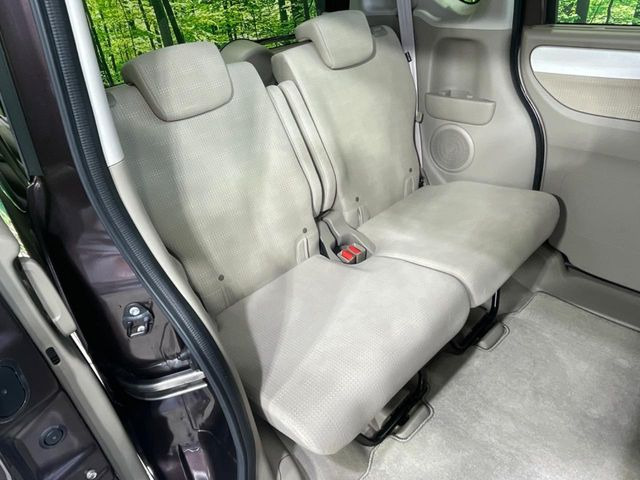後部座席も気になるようなキズ・汚れやへたり等、大きなダメージはなく、良好な状態です。