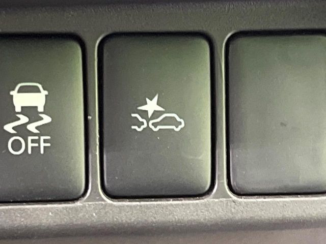 【エマージェンシーブレーキ】走行中に前方の車両等を認識し、衝突しそうな時は警報とブレーキで衝突回避と被害軽減をアシスト。より安全にドライブをお楽しみいただけます。