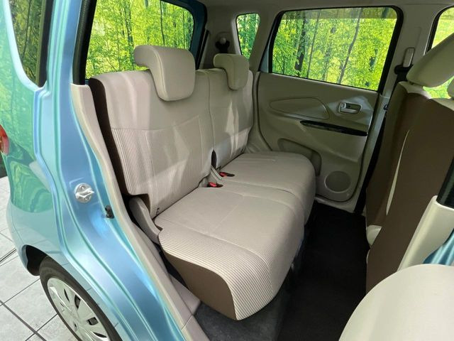 後部座席も気になるようなキズ・汚れやへたり等、大きなダメージはなく、良好な状態です。