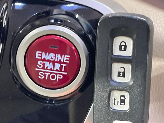 【Hondaスマートキー】カバンやポケットに入れたままでもドアの施錠・解錠が可能なスマートキーを装備。エンジンのオン・オフ時もカギを取り出す必要が無いからとっても便利です♪