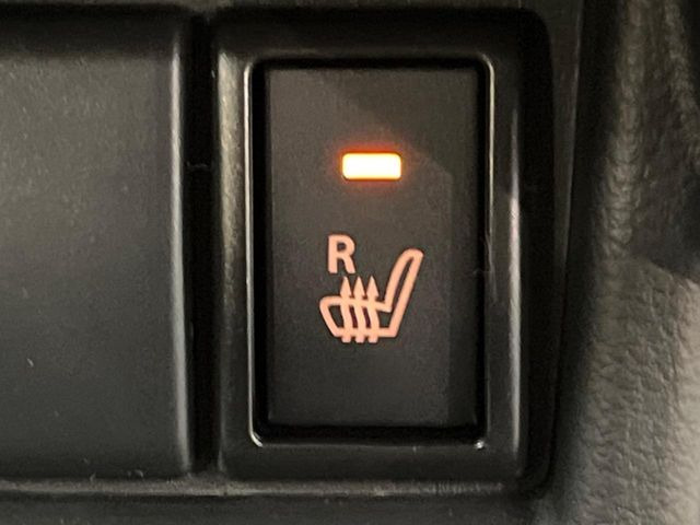 【シートヒーター】寒い日に重宝するシートヒーター!エアコンより早く温まってくれるので寒がりの人も安心ですね♪エアコンの温風は乾燥するから苦手、という方にもをおすすめです。