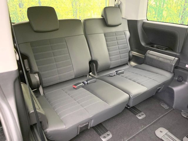 3列目シートはもちろん状態良好☆大人でもゆったりと座って頂けますので、大人数でのお出かけもラクラクです♪ご家族で、気の知れた仲間で、ドライブに行くのが楽しみですね♪
