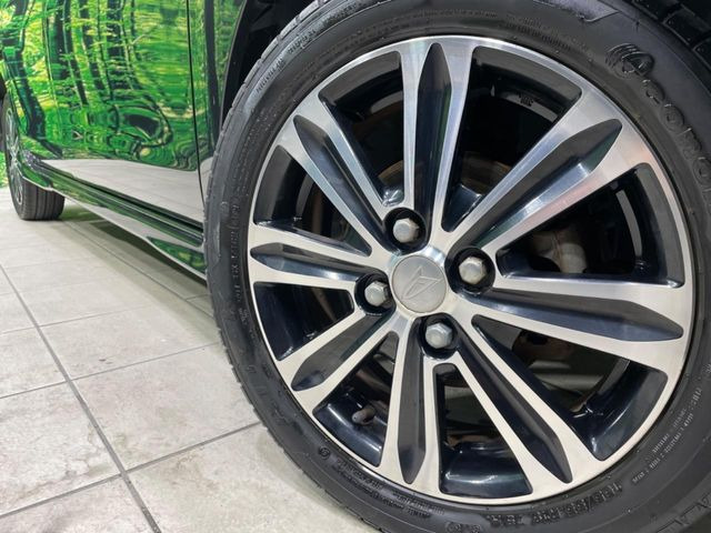 �y����15�C���`�A���~�z�C�[���z�O�ςɃ}�b�`���������A���~�z�C�[���𑕒����Ă���܂��B�e��ЊO�A���~�z�C�[����A�X�^�b�h���X�^�C�����戵�����Ă���܂��B���񂲑��k����������