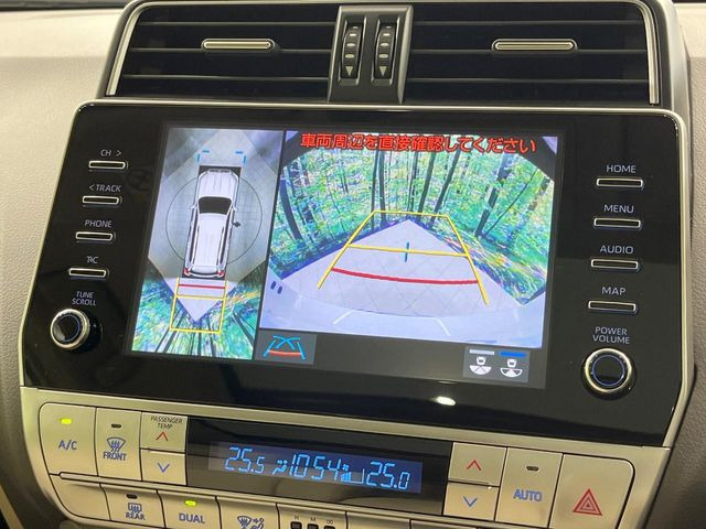 【パノラミックビューモニター】専用のカメラにより、上から見下ろしたような視点で360度クルマの周囲を確認することができます☆死角部分も確認しやすく、狭い場所での切り返しや駐車もスムーズに行えます。