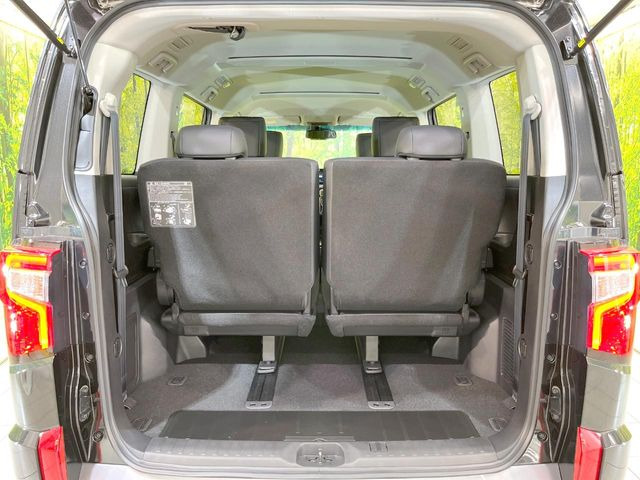 積み下ろしのしやすいデッキにはたっぷりと荷物を積み込んでいただけます。遊びから仕事まで、様々なシーンで頼れます♪