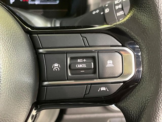 【アダプティブクルーズコントロール】高速道路での長距離走行が楽に!!自動で速度を保つクルーズコントロールが、衝突軽減システムと連携し、前方の車両を感知して車間を保つように速度調節してくれます!!