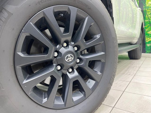 【純正18インチアルミホイール】外観にマッチした純正アルミホイールを装着しております。各種社外アルミホイールや、スタッドレスタイヤも取扱いしております。是非ご相談ください♪