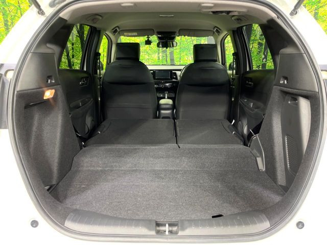 ���i�̂���������ʋ΁A���}���ɏ\���ȉ׎��X�y�[�X���m�ۂ��Ă���܂��B�Z�J���h�V�[�g��|���ƁA�傫�ȉו��̐ύڂ��\�ł���