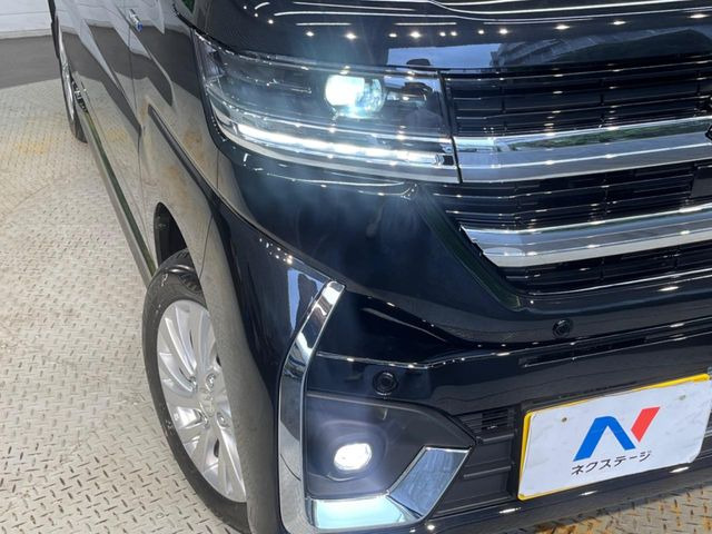 【LEDヘッドライト】悪天候や夜間走行時も良好な視界を確保し安心して運転できる高輝度LEDヘッドライトを装備!点灯速度が早く、消費電力も抑えられています。