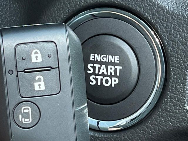 【キーレススタートシステム】カバンやポケットに入れたままでもドアの施錠・解錠が可能なスマートキーを装備。エンジンのオン・オフ時もカギを取り出す必要が無いからとっても便利です♪