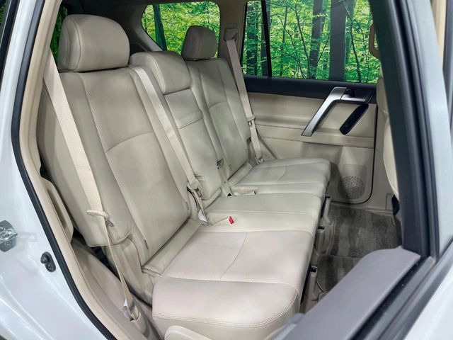 後部座席も気になるようなキズ・汚れやへたり等、大きなダメージはなく、良好な状態です。