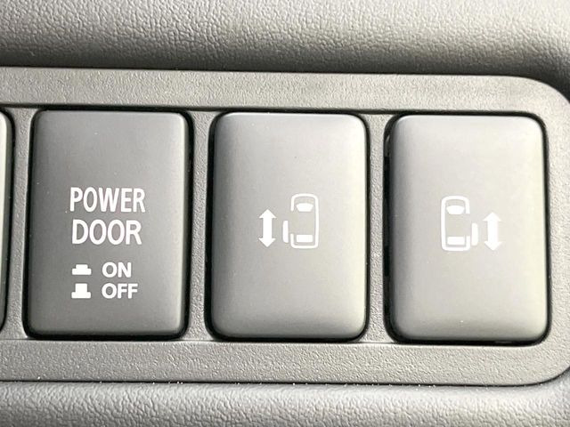 【両側パワースライドドア】スマートキーや運転席のスイッチで後席両側スライドドアの開閉が可能♪電動だから力を入れてドアを開ける必要が無く、小さなお子様でも簡単に開け閉めでき快適です♪