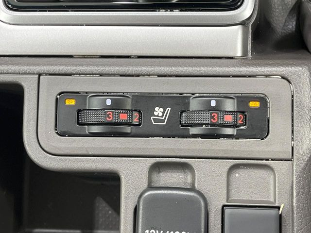 【シートベンチレーション】夏場は涼しい風でお尻や背中の熱やムレを防ぎ、冬はエアコンよりも早く温まってポカポカに!季節を問わず快適に過ごせます。