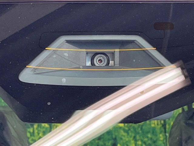 【スズキ セーフティサポート】走行中に前方の車両等を認識し、衝突しそうな時は警報とブレーキで衝突回避と被害軽減をアシスト。より安全にドライブをお楽しみいただけます。