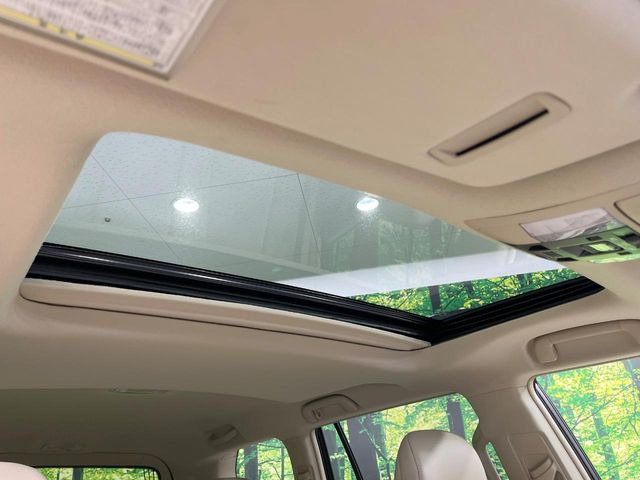 【サンルーフ】開放感たっぷりの希少装備、サンルーフが装着されています!車内に明かりを取り入れたり景色を楽しむ以外にも、車内の空気も簡単に換気できて快適です!