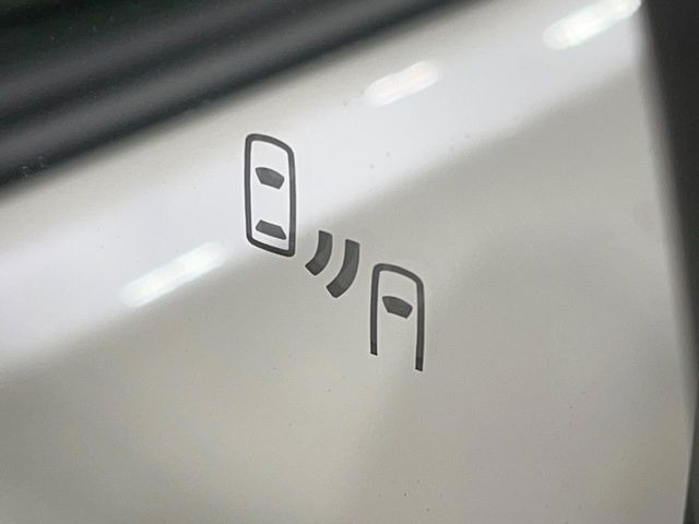 【ブラインドスポットモニター】走行中、ドアミラーの死角になりやすい箇所に後続車が接近するとサイドミラーのレンズに警告を表示!ドライバーに注意喚起をしてくれます。