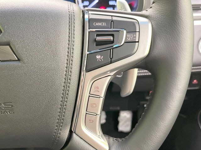 【レーダークルーズコントロール】高速道路での長距離走行が楽に!!自動で速度を保つクルーズコントロールが、衝突軽減システムと連携し、前方の車両を感知して車間を保つように速度調節してくれます!!