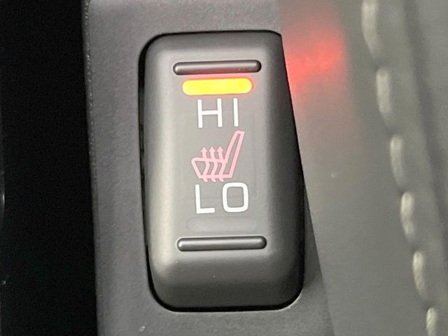 【シートベンチレーション】夏場は涼しい風でお尻や背中の熱やムレを防ぎ、冬はエアコンよりも早く温まってポカポカに!季節を問わず快適に過ごせます。