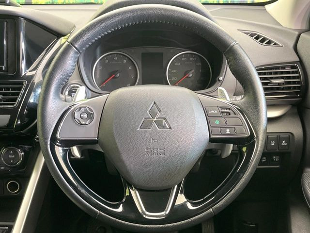 【パドルシフト】ハンドルから手を離さずに素早くシフトアップ&ダウンができるので、エンジンブレーキを使う下り坂や高速道路の合流で加速したい場面で役立ちます。