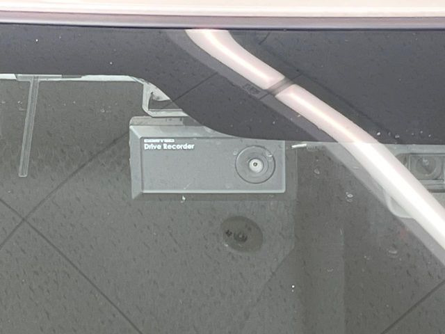 【ドライブレコーダー】安心・安全なカーライフに必須のドライブレコーダーを装備!走行中はもちろん、あおり運転や事故に遭遇した際の状況も映像で記録し、万一のリスクに備えます。