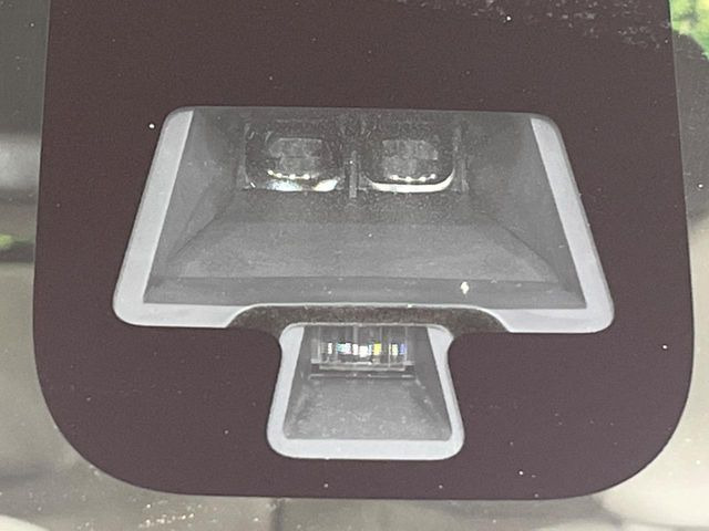 【エマージェンシーブレーキ】走行中に前方の車両等を認識し、衝突しそうな時は警報とブレーキで衝突回避と被害軽減をアシスト。より安全にドライブをお楽しみいただけます。