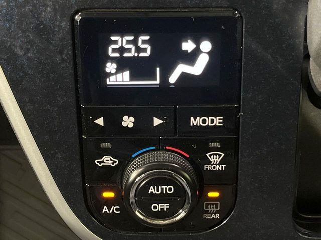 【オートエアコン】一度お好みの温度に設定すれば、車内の温度を検知し風量や温度を自動で調整。暑い…寒い…と何度もスイッチ操作をする必要はありません。快適な車内空間には必須の機能ですね♪