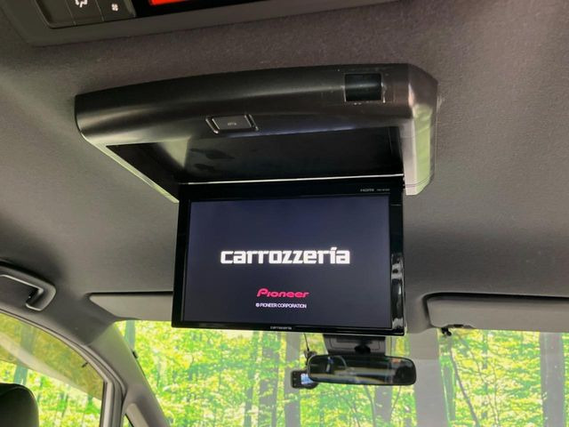 【フリップダウンモニター】大画面モニターで後席でもエンタメをお楽しみいただけます。小さなお子様にも大人気の装備です♪