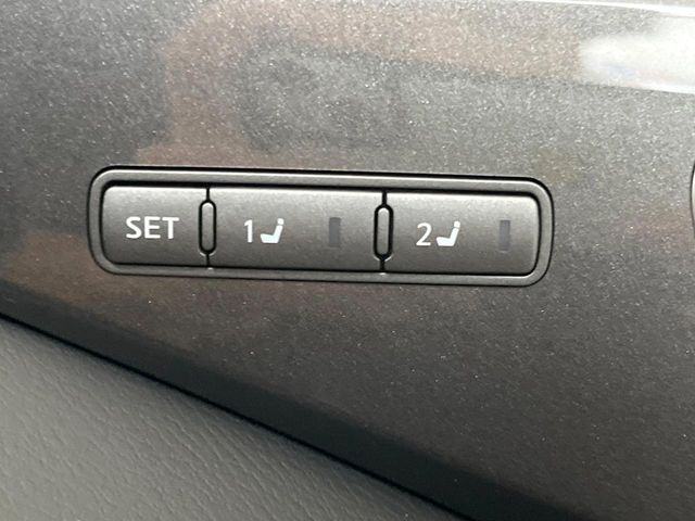 【メモリー機能付きパワーシート】ドライバーごとに設定したシート位置を記憶して、ボタン一つで切り替えできる便利な機能!運転する方が複数名いらっしゃるご家庭におすすめです♪