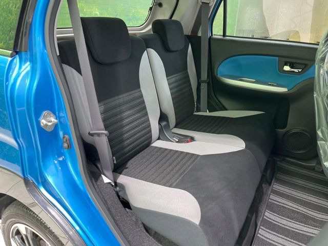 後部座席も気になるようなキズ・汚れやへたり等、大きなダメージはなく、良好な状態です。