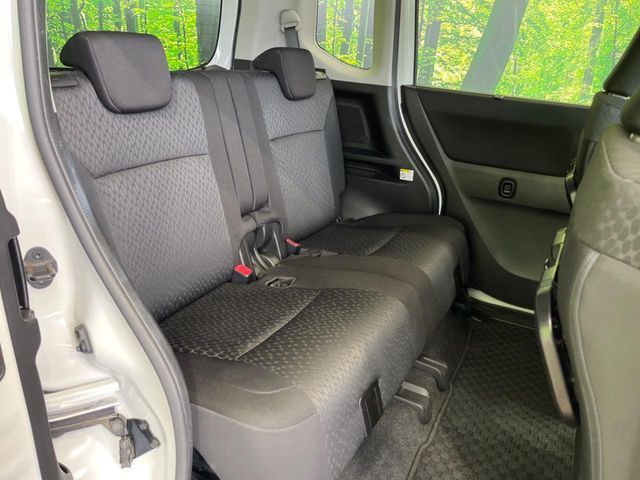 後部座席も気になるようなキズ・汚れやへたり等、大きなダメージはなく、良好な状態です。