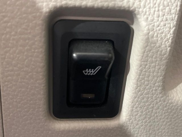 【シートヒーター】寒い日に重宝するシートヒーター!エアコンより早く温まってくれるので寒がりの人も安心ですね♪エアコンの温風は乾燥するから苦手、という方にもをおすすめです。