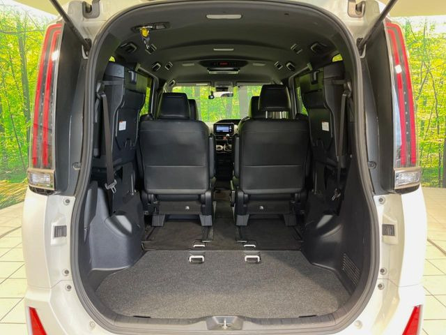後席を格納すると、これだけの広さが!シーンに合わせたシートアレンジで、大きな荷物も積むことが出来ます♪